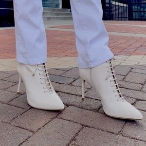 Antonio Melani Elegant leather Pointed toe White Lace-Up Ankle Boots